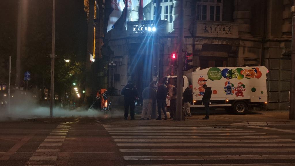 (FOTO) Čiste se crveni tragovi ispred Vlade Srbije koje su ostavili aktivisti ZLF-a 4 (FOTO) Čiste se crveni tragovi ispred Vlade Srbije koje su ostavili aktivisti ZLF-a 4