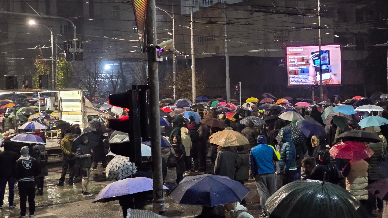 Završen protest opozicije u Beogradu zbog pogibije 14 ljudi u Novom Sadu: Katanci na Predsedništvu, zahteve će predati Skupštini (FOTO/VIDEO) 10