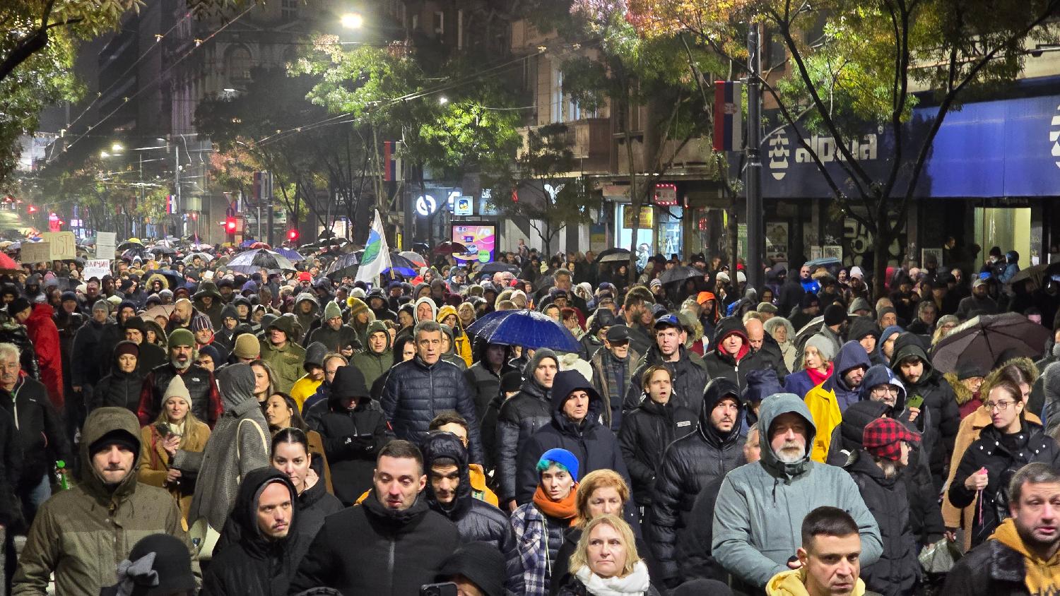 Kako je izgledao protest opozicije u Beogradu zbog tragedije u Novom Sadu u slikama (FOTO) 10 Kako je izgledao protest opozicije u Beogradu zbog tragedije u Novom Sadu u slikama (FOTO) 10