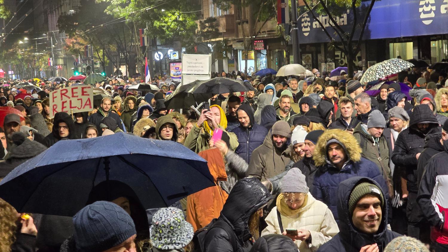 Završen protest opozicije u Beogradu zbog pogibije 14 ljudi u Novom Sadu: Katanci na Predsedništvu, zahteve će predati Skupštini (FOTO/VIDEO) 4