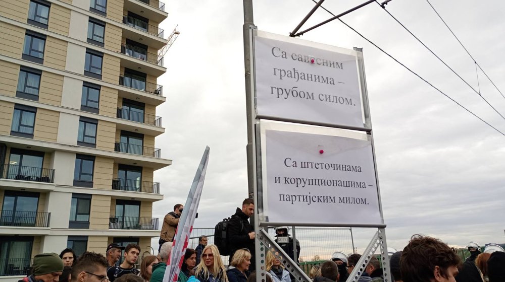 Blokada Starog savskog mosta: Policija sa dugim cevima, građani uzvikuju "Koga se bojite?" (FOTO/VIDEO) 1