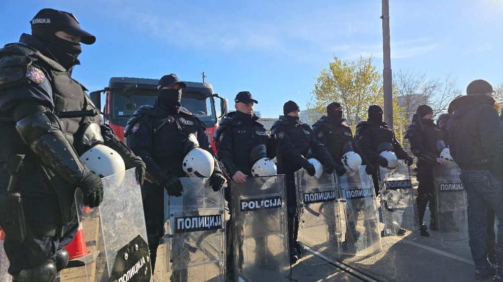 MUP negira Vučićeve inicijale na penderku policajca (FOTO) 1
