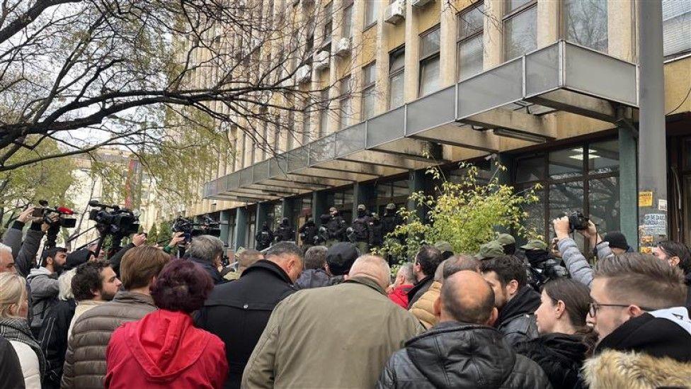 Novi Sad: Policija ispituje navode o brutalnosti nad penzionerom, protest opozicije ispred suda 2 protest opozicije ispred suda u Novom Sadu