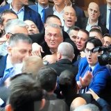 Fizički sukob poslanika vladajuće koalicije i opozicije u Skupštini Srbije 10