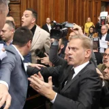 Svedočenja poslanika opozicije i vlasti za Danas o istorijskoj tuči u srpskom parlamentu: Ko je prvi počeo? 3