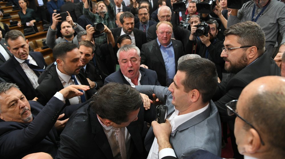 Rojters i AP o tuči u Skupštini Srbije: Pad nadstrešnice postao žarište šireg nezadovoljstva 1