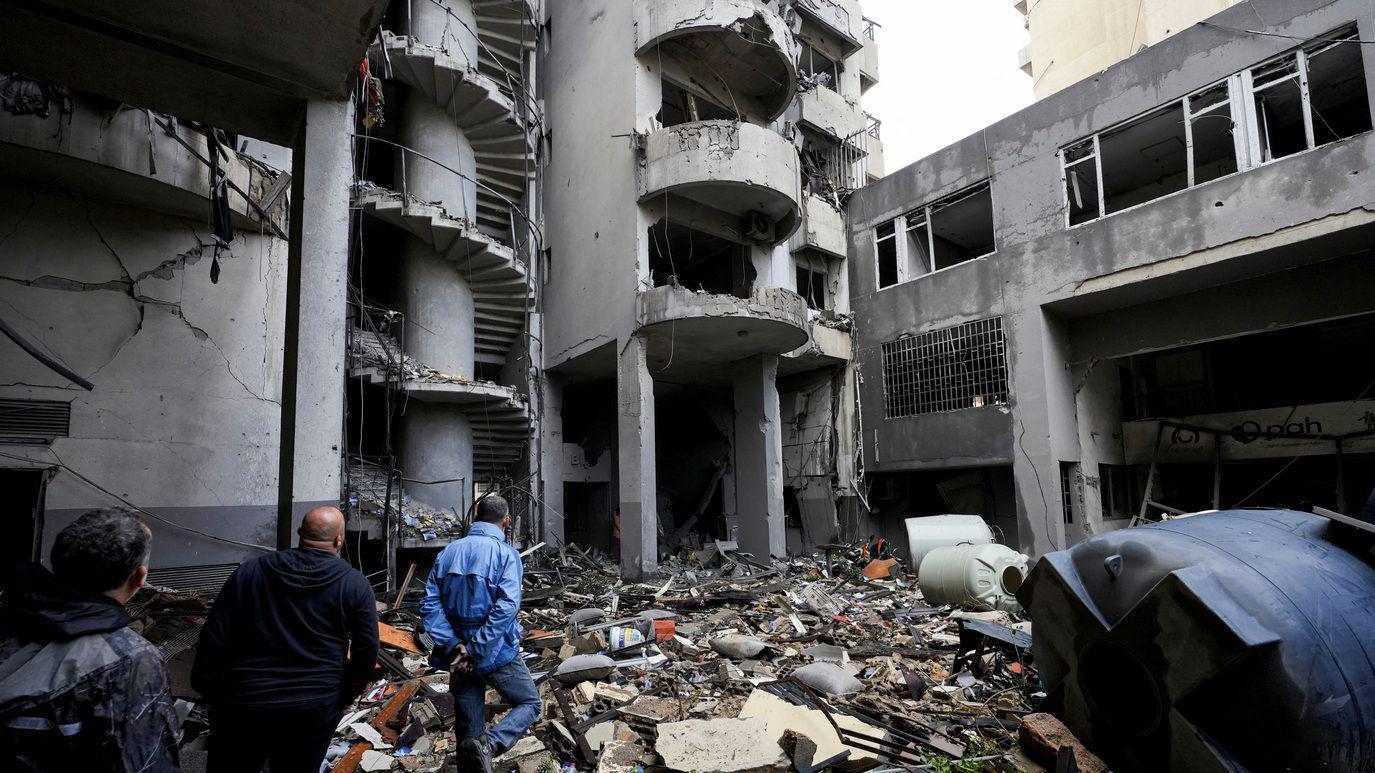 Počeo primirje Izraela i libanskog Hezbolaha posle više od godinu dana borbi 10 Stanovnici Bejruta među ruševinama, nastalim posle napada Izraela