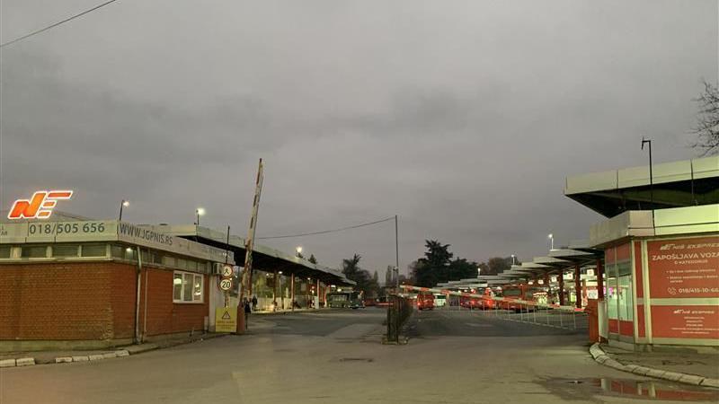 Niška autobuska stanica: Trag u vremenu, crvena boja i gužve 2 Podignuta rampa na niškoj autobuskoj stanici