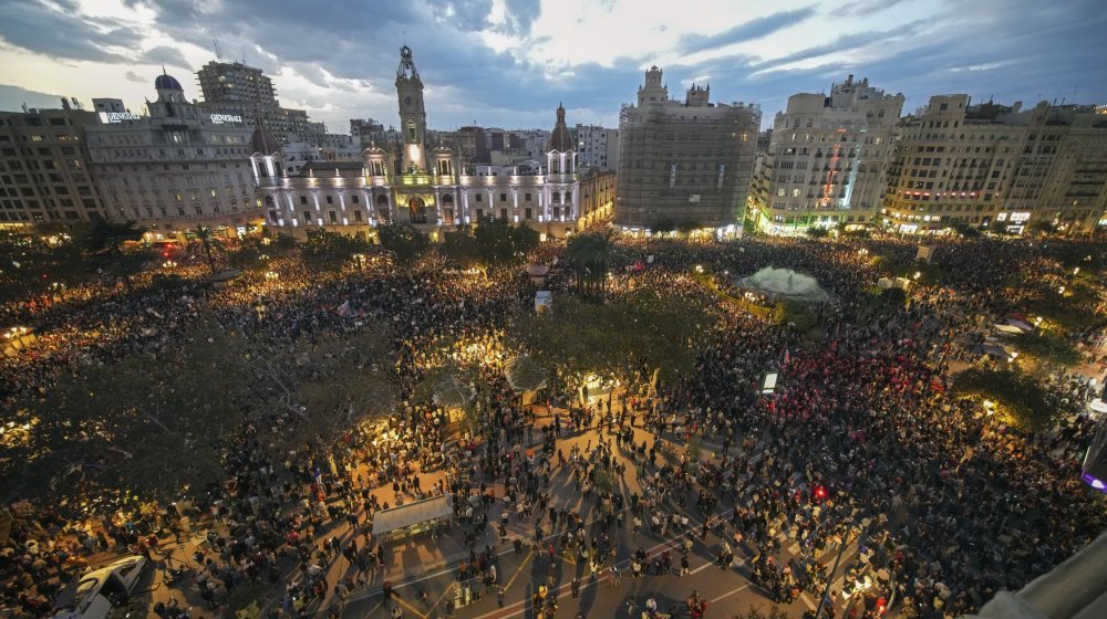 Hiljade Španaca zahteva ostavku lidera Valensije zbog loše reakcije na katastrofalnu poplavu 1