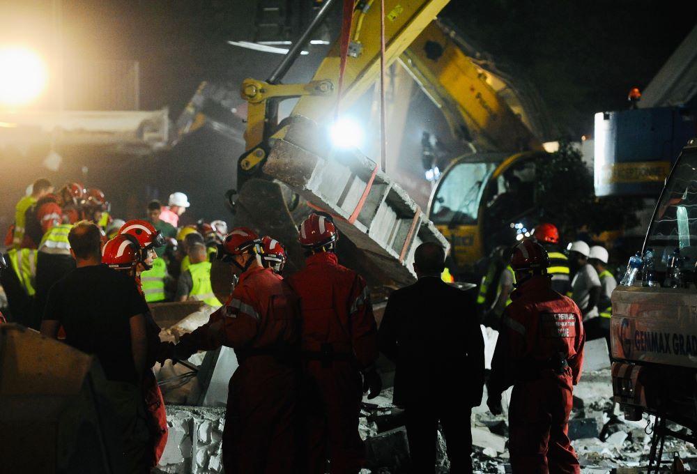 Bez odgovora nedelju dana posle tragedije u Novom Sadu 4 Spasioci pokušavaju da izvuku ljude posle obrušavanja nadstrešnice