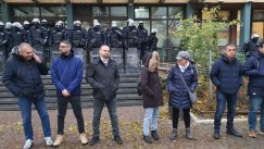 Završena blokada suda u Novom Sadu: Guranje ispred ulaza sa policijom, sudija u raspravi sa okupljenima (FOTO, VIDEO) 5