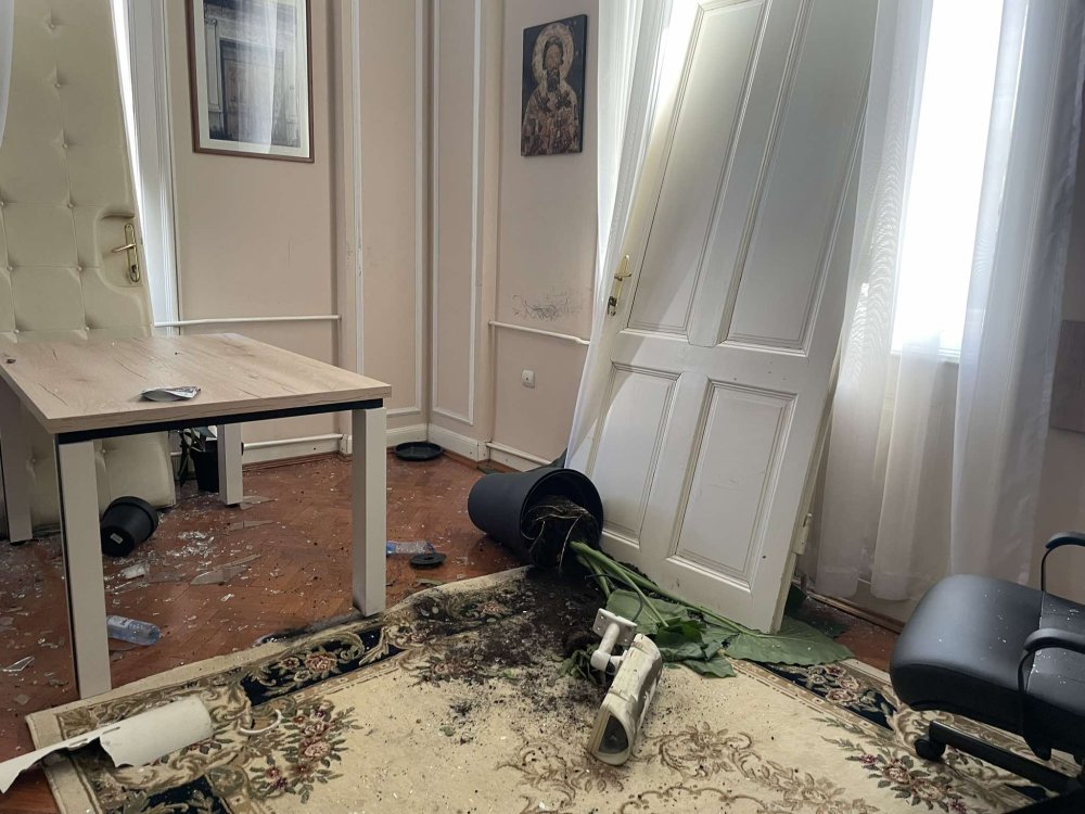 "Ovo je udar na predsednika": Gradonačelnik Novog Sada obišao Gradsku kuću, ne planira da podnosi ostavku (FOTO) 2 "Ovo je udar na predsednika": Gradonačelnik Novog Sada obišao Gradsku kuću, ne planira da podnosi ostavku (FOTO) 2