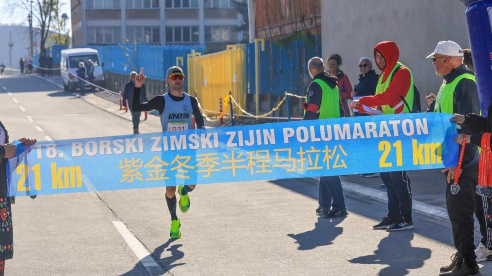 Rekordan broj učesnika na 18. zimskom polumaratonu u Boru: Pobednici Đuro Borbelj i Olivera Jevtić 1