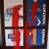 Crvena boja na vratima prostorija SNS-a u Vranju 3