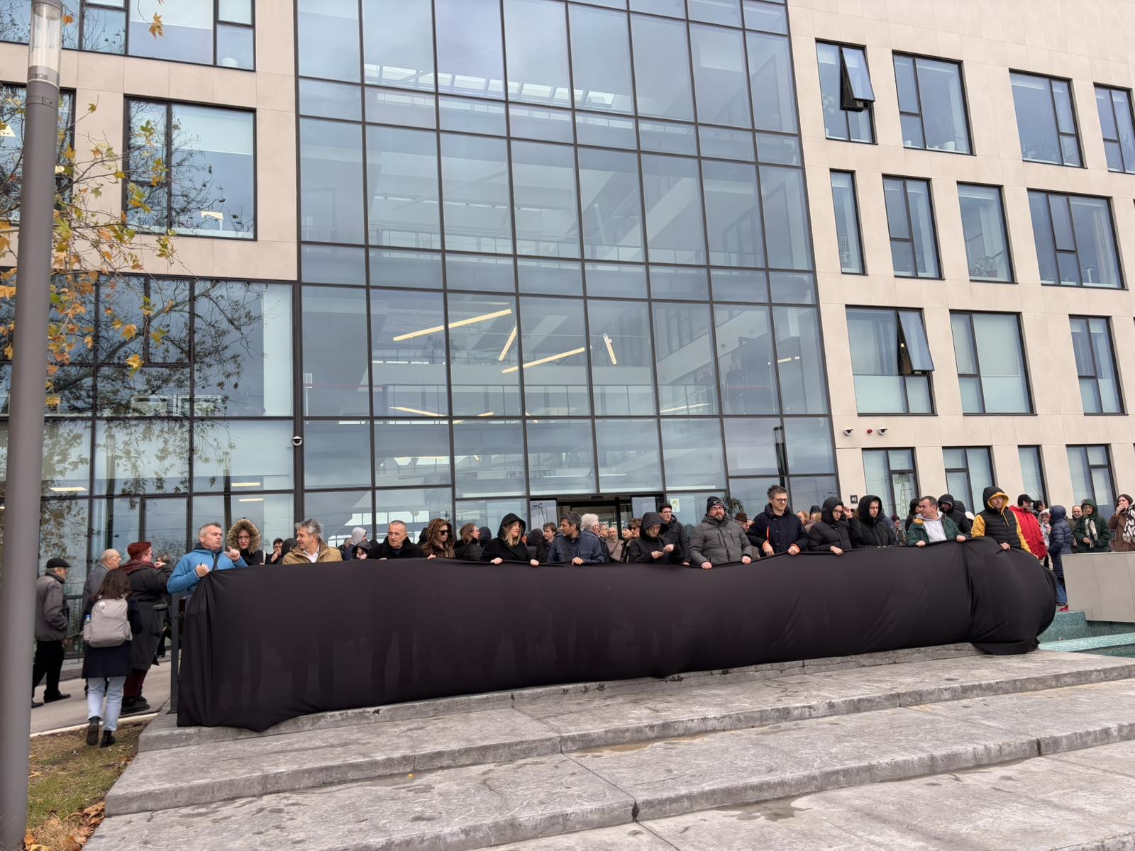 Protest Zastani Srbijo održan u Novom Sadu mirno, ali uz provokacije (FOTO/VIDEO) 2 Protest Zastani Srbijo održan u Novom Sadu mirno, ali uz provokacije (FOTO/VIDEO) 6