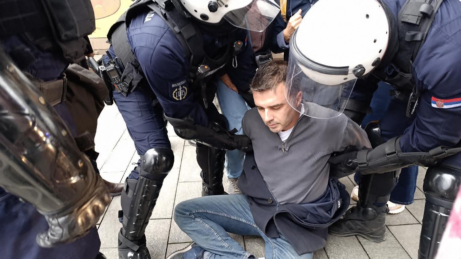 Protesti, incidenti i privođenja u Beogradu i Novom Sadu 1 Savo Manojlović, hapšenje save manojlovića