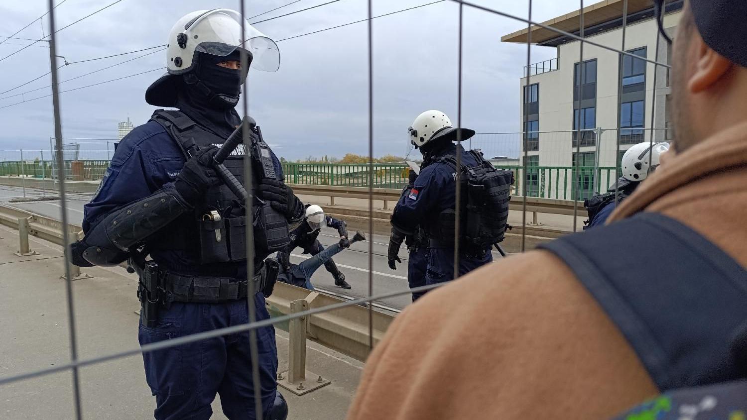 Protesti, incidenti i privođenja u Beogradu i Novom Sadu 4 Policija blokra pristup mostu