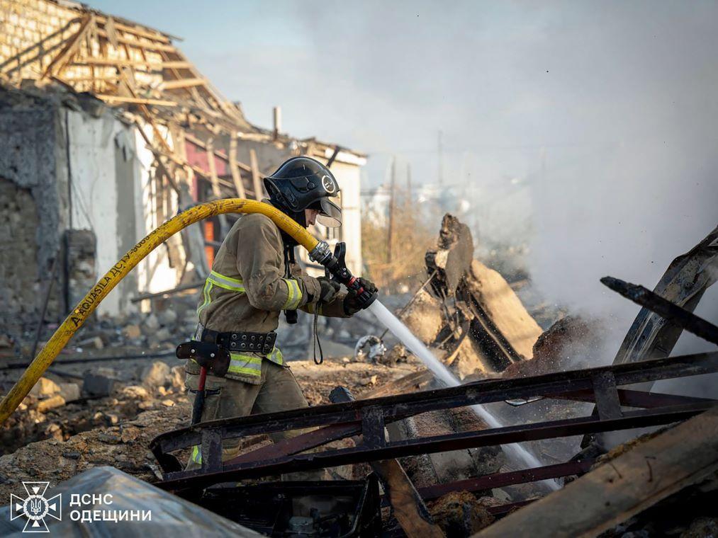 Najmanje sedam mrtvih, delovi Ukrajine bez struje posle ruskog napada na energetsku infrastrukturu 1 spasilačke službe na mestu napada u Odesi
