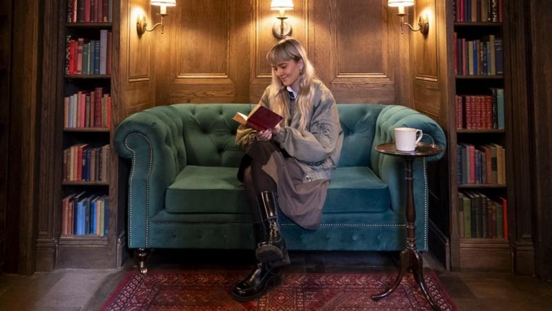 Kako generacija Z vidi filozofiju 2 Devojka sa knjigom