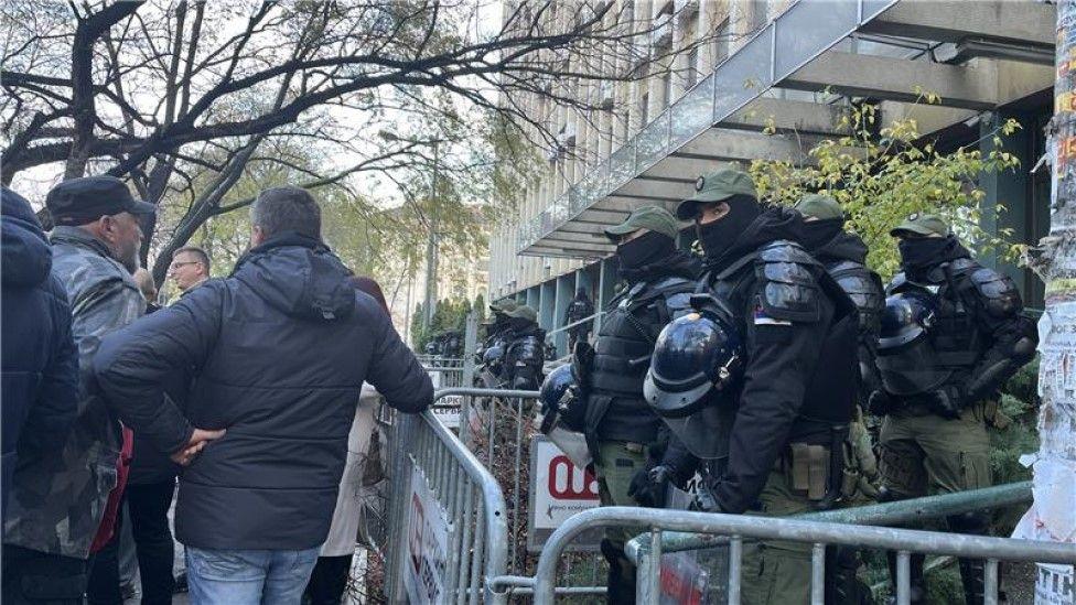 Novi Sad: Ispituju se navodi o policijskoj brutalnosti nad penzionerom, opozicija blokirala sud 5 protest ispred suda u Novom Sadu