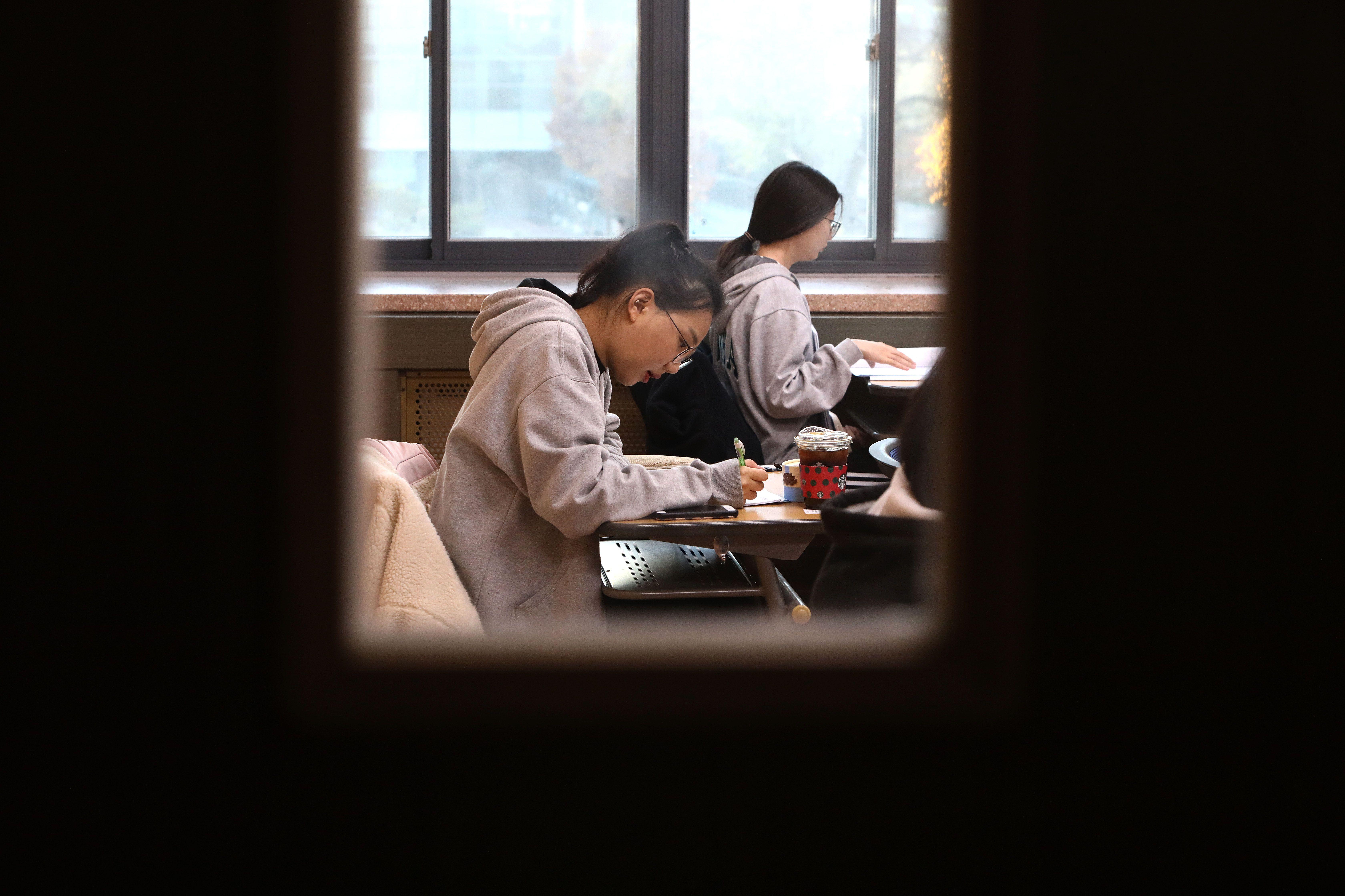 Kako preživeti osmočasovni prijemni za fakultet 1 Južnokorejski student polaže CSAT