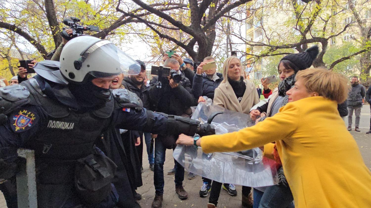 Protesti, incidenti i privođenja u Beogradu i Novom Sadu 5 Novi Sad