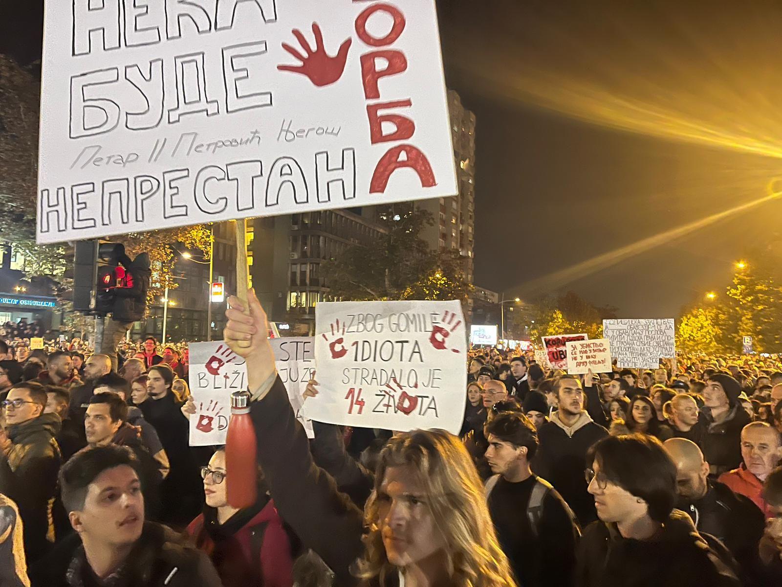 Protest u Novom Sadu: Fekalijama na gradsku kuću, skup podrške pritvorenima 11 NS protest 5. novembar