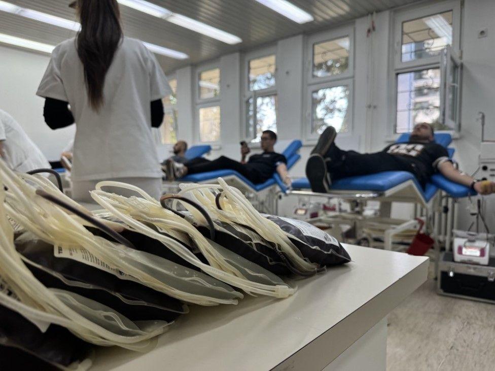 U tragediji na železničkoj stanici u Novom Sadu 14 mrtvih, protest u Beogradu 24 davanje krvi