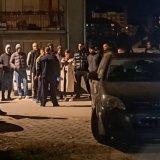 Kako je sinoć lepljenje nalepnice na spomen obeležju postalo razlog za okupljanje Albanaca u Severnoj Mitrovici? 5