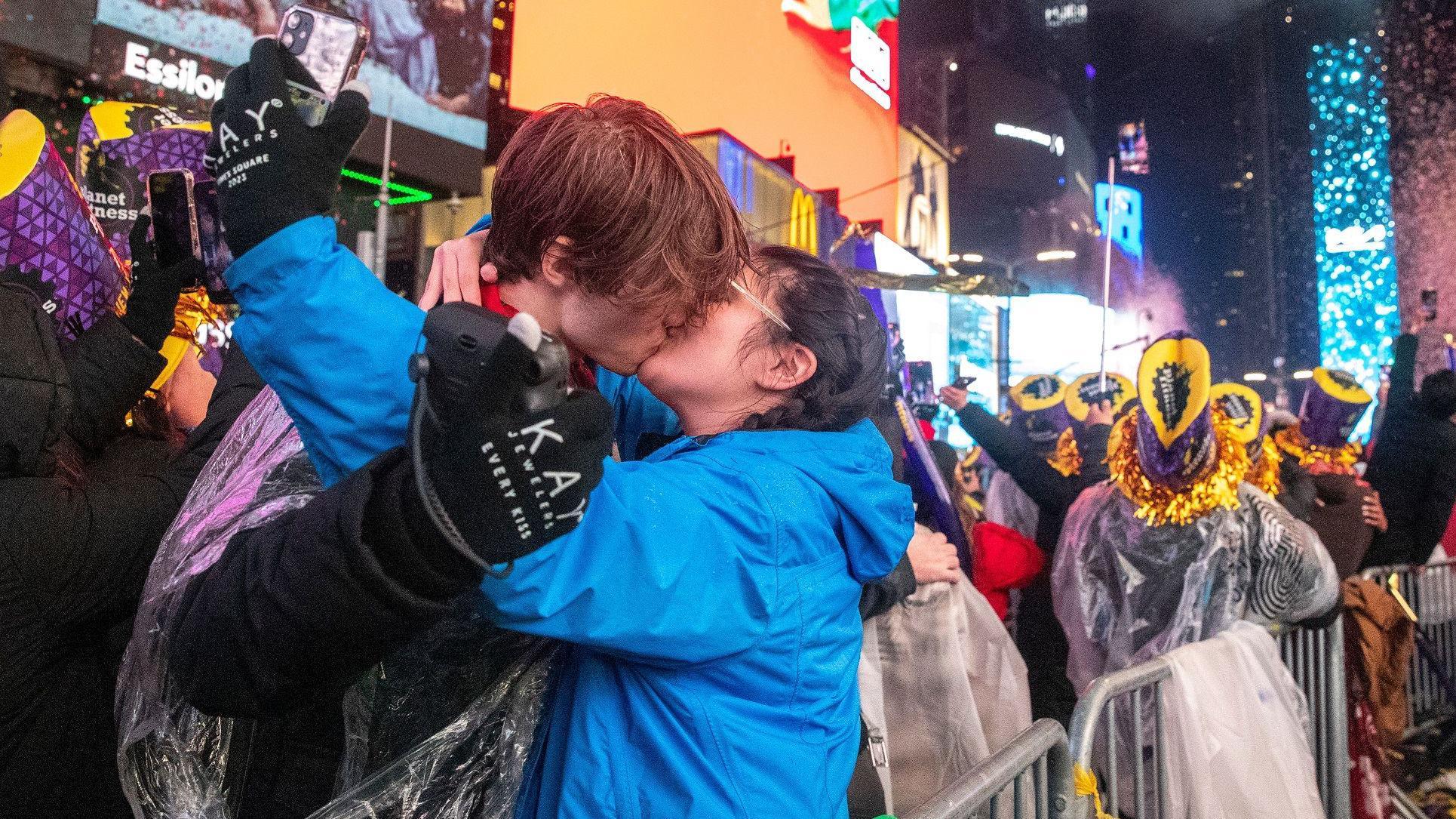 Japan: Rekordno mali broj prvih poljubaca među tinejdžerima 1 Poljupci u Njujorku tokom novogodišnje noći