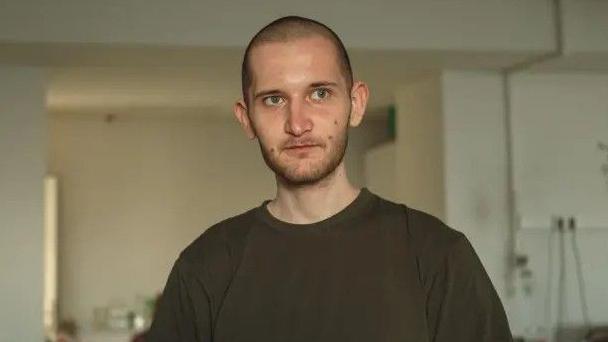 „Ćutao sam jer je bilo neophodno”: Ukrajinski ratni zarobljenik koji nije progovorio godinu dana 1 Jurij Gulčuk u maslinasto zelenom duksu ošišan do glave, portretna fotografija