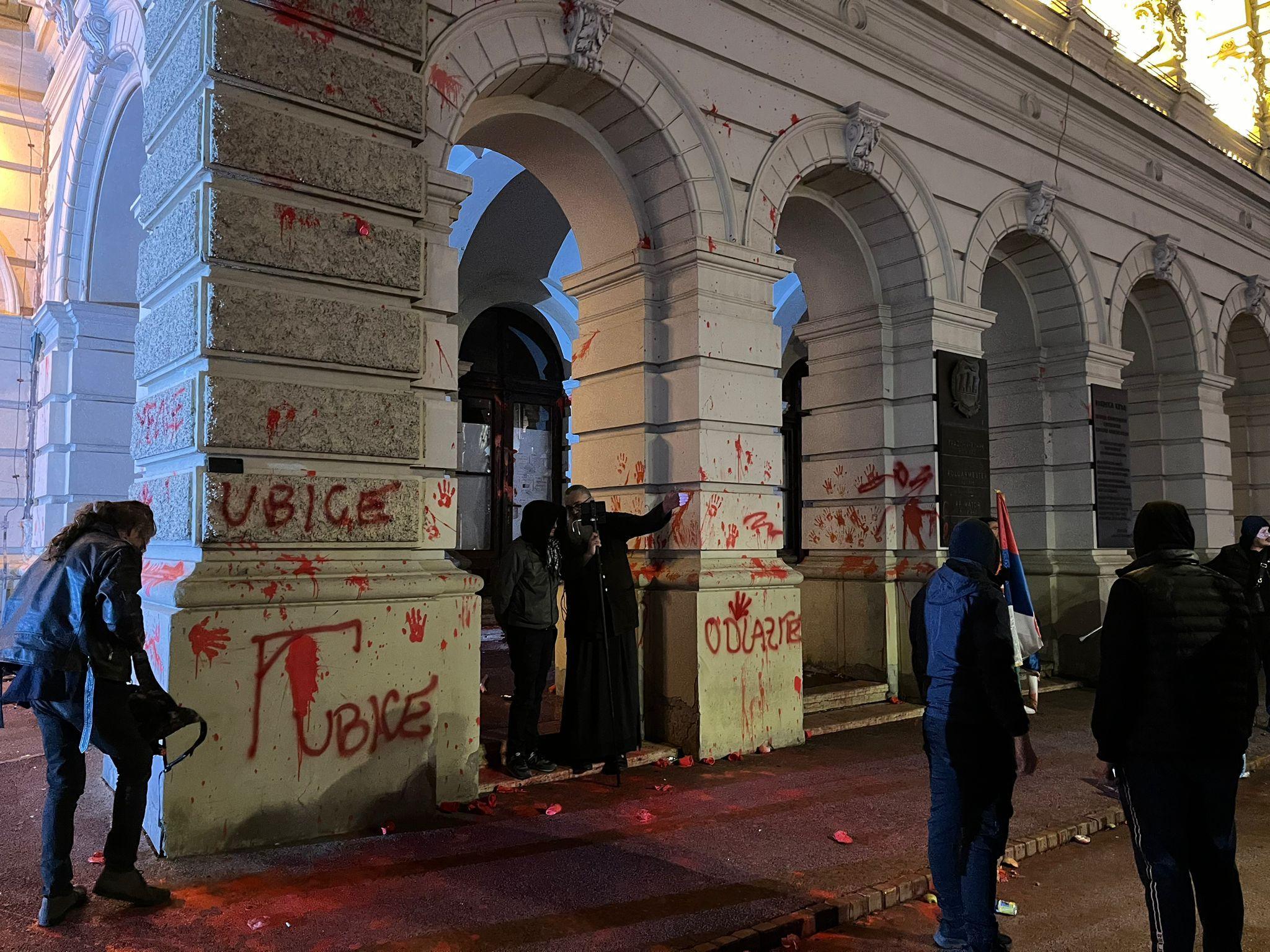 Protest u Novom Sadu: Fekalijama na gradsku kuću, skup podrške pritvorenima 9 gradska kuća NS, 5. novembar