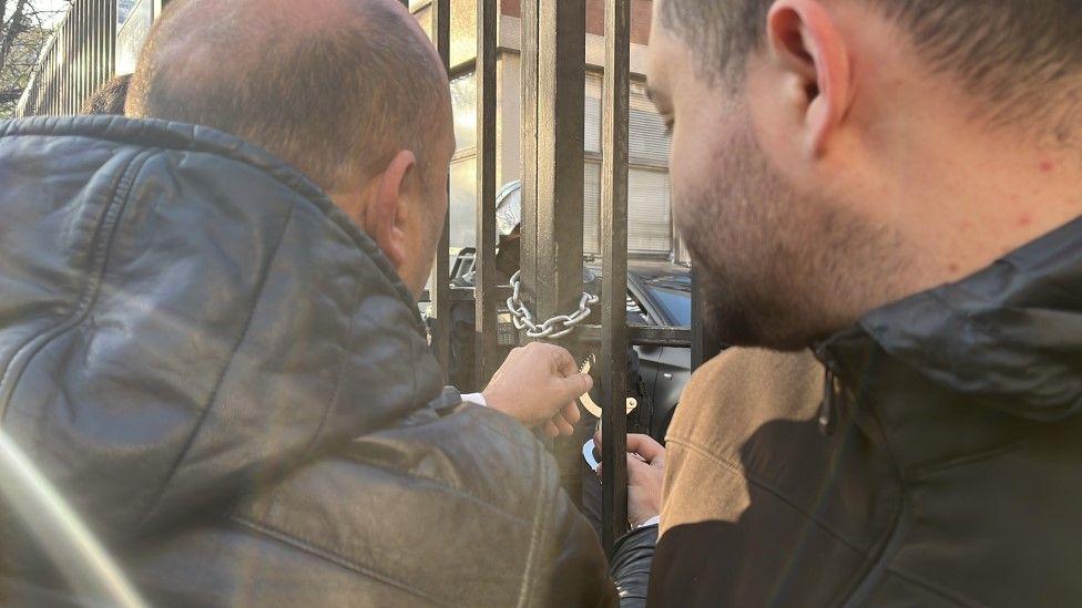 Novi Sad: Ispituju se navodi o policijskoj brutalnosti nad penzionerom, opozicija blokirala sud 6 protest opozicije u Novom Sadu