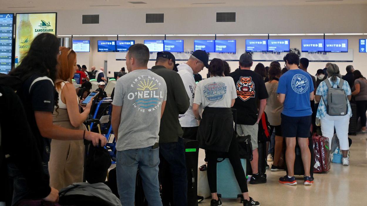 Letela bez karte od Njujorka od Pariza, u avio-kompaniji zbunjeni 2 Putnici u redu na aerodromu