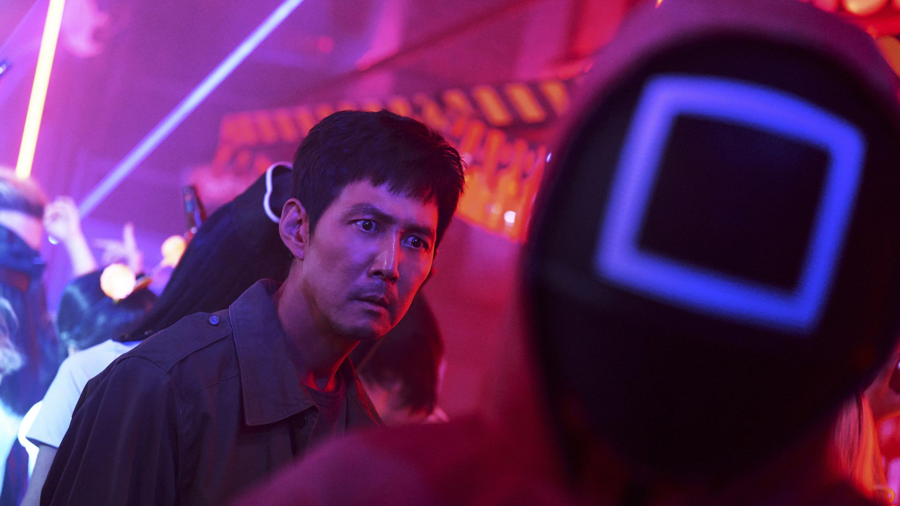 „Izgubio sam devet zuba snimajući Squid Game“: BBC na snimanju sa režiserom serije 1 Muškarac okružen ljudima na snimanju filma