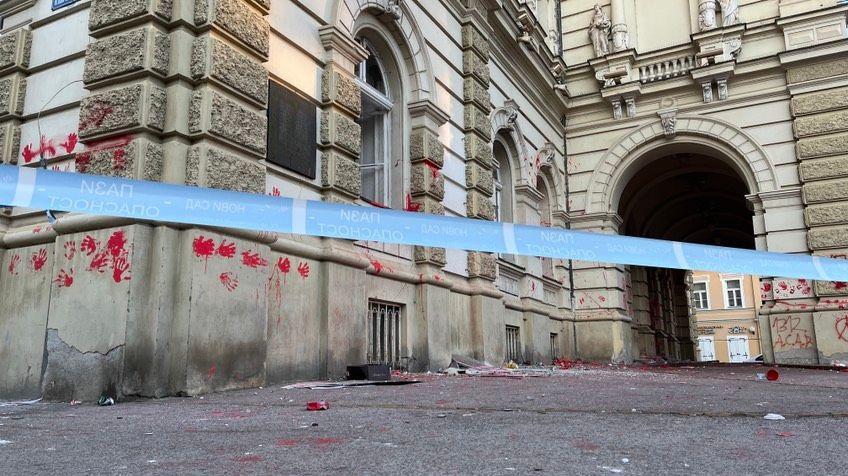 Protest u Novom Sadu: Fekalijama na gradsku kuću, skup podrške pritvorenima 4 Fasada Gradske kuće u Novom Sadu jutro posle velikog protesta 5. novembra