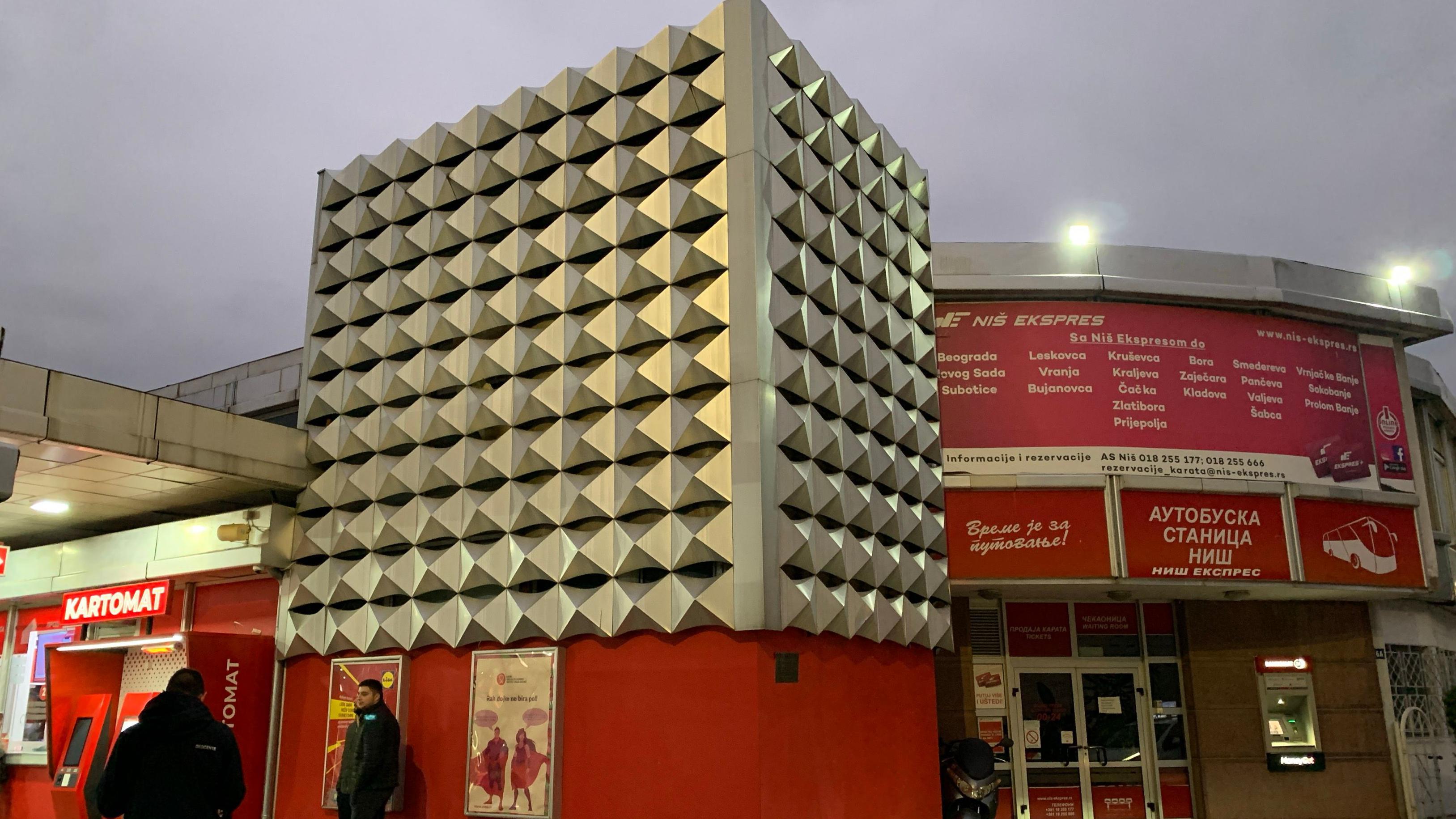 Niška autobuska stanica: Trag u vremenu, crvena boja i gužve 3 Na ulazu u nišku autobusku stanicu, blizu šaltera za karte i kartomata