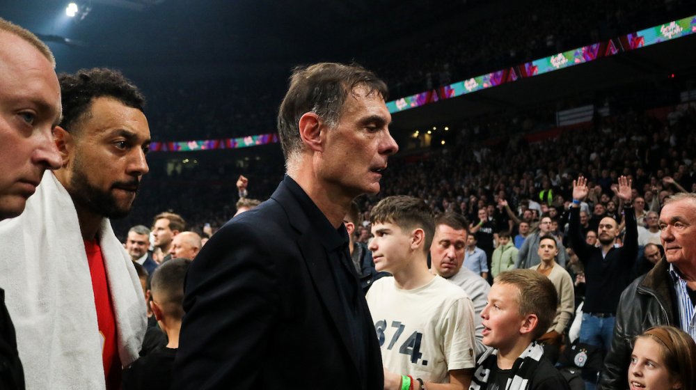 Trener Olimpijakosa napadnut posle utakmice: Jedan navijač me je gurnuo (VIDEO) 1