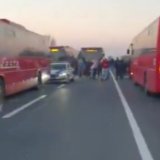 (VIDEO) Autobus iz Mladenovca se pokvario u Malom Požarevcu, putnici na sat vremena blokirali tu deonicu 9