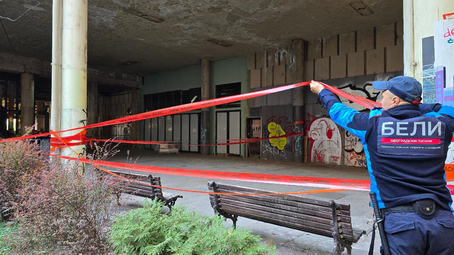 (FOTO) Bezistan preti da se nekome obruši na glavu, reagovala i gradska vlast 3 (FOTO) Bezistan preti da se nekome obruši na glavu, reagovala i gradska vlast 3