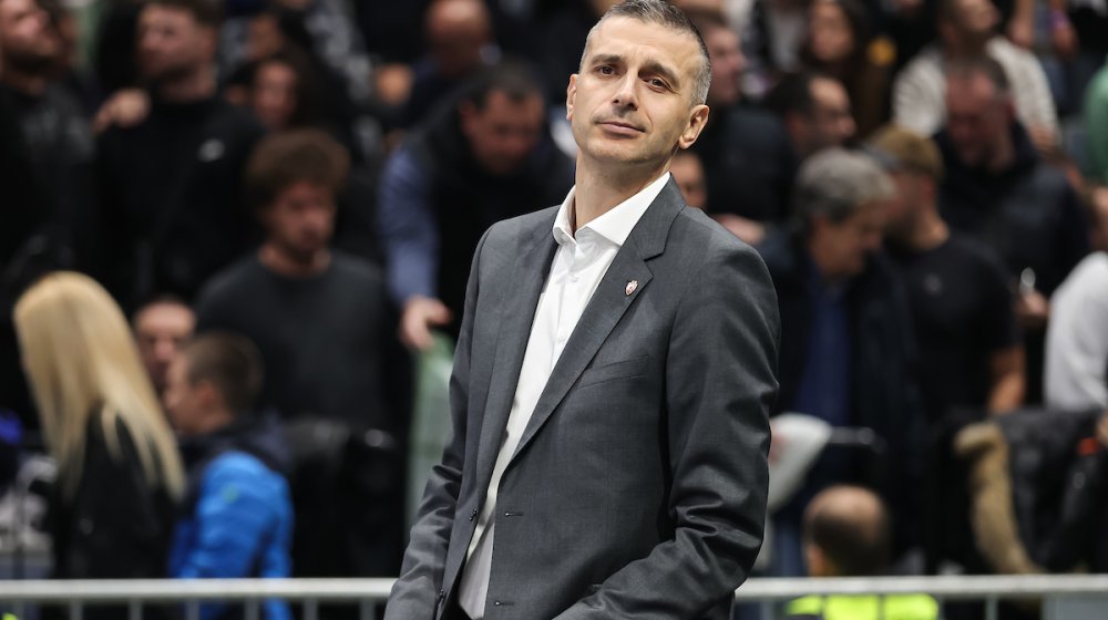 Navijači Zvezde ogorčeni posle poraza, sukobili se sa sportskim direktorom crveno-belih (VIDEO) 1