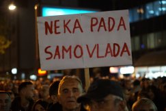 DSC00800 Jednom, kad sve ovo bude juče, tvrdiće da su tu bili iz ubeđenja: Kako je reporter Danasa doživeo protest u Novom Sadu (FOTO) 9