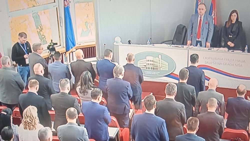 odavanje pošte žrtvama u Novom Sadu Odbornici vlasti i opozicije u Skupštini grada Niša zajednički ćutali 15 minuta za žrtve tragedije u Novom Sadu 2
