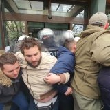 Završena blokada suda u Novom Sadu: Guranje ispred ulaza sa policijom, sudija u raspravi sa okupljenima (FOTO, VIDEO) 4