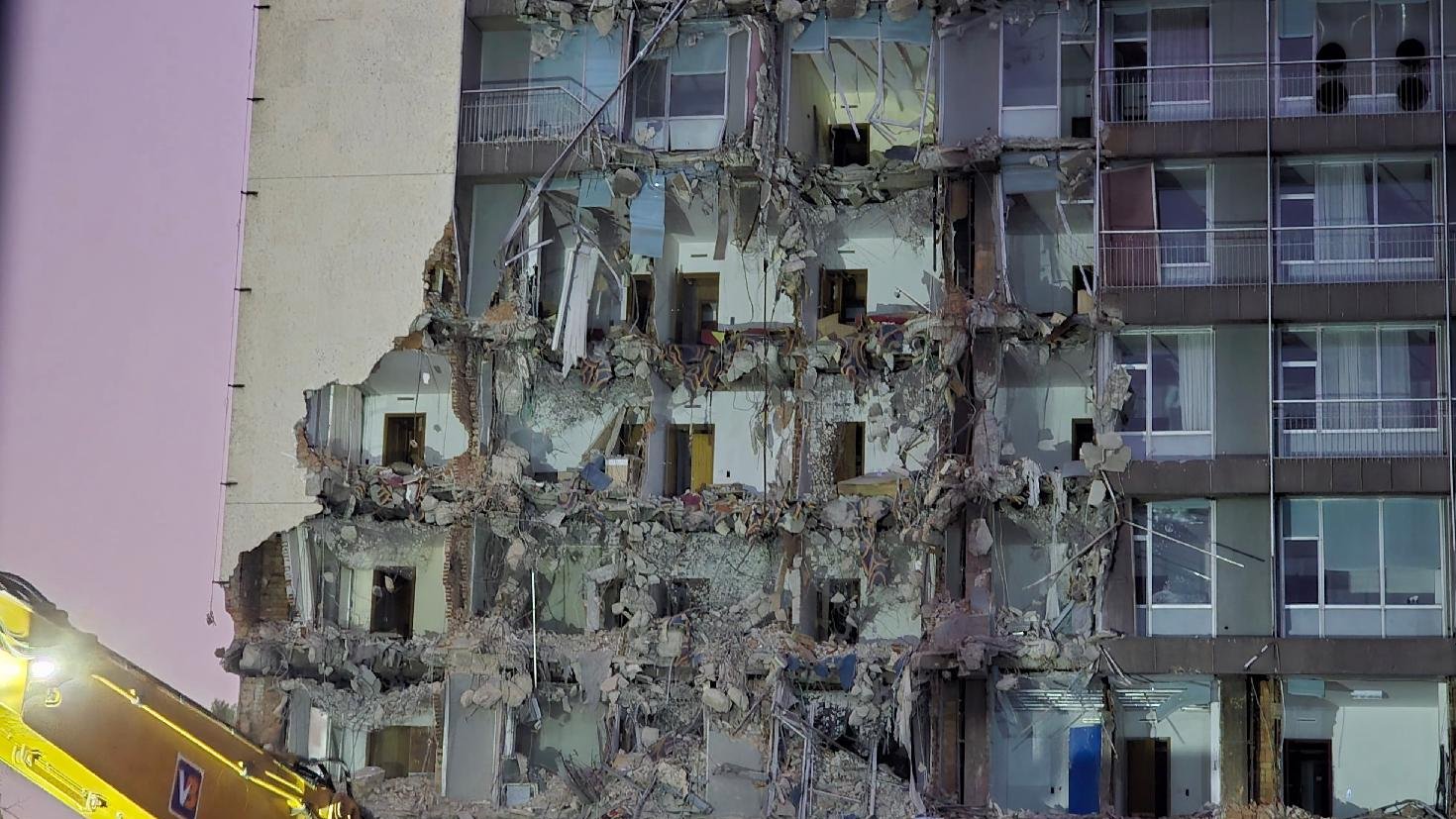 (FOTO) Završen protest zbog rušenja hotela "Jugoslavija", nepoznate osobe pocepale reklamne cirade 5 (FOTO) Završen protest zbog rušenja hotela "Jugoslavija", nepoznate osobe pocepale reklamne cirade 5