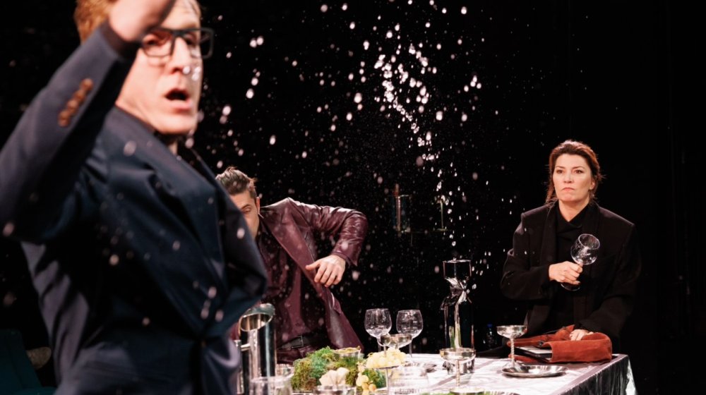 „Privatna proslava“ u Bitef teatru: Romantična komedija o ljudima srednjih godina (FOTO) 1