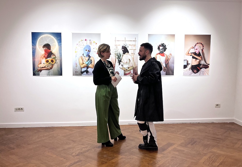 Otvorena izložba "Ljubav na bojnom polju" brazilskog umetnika Randolfa Lamonijea u galeriji Hestia 3 Otvorena izložba "Ljubav na bojnom polju" brazilskog umetnika Randolfa Lamonijea u galeriji Hestia 2