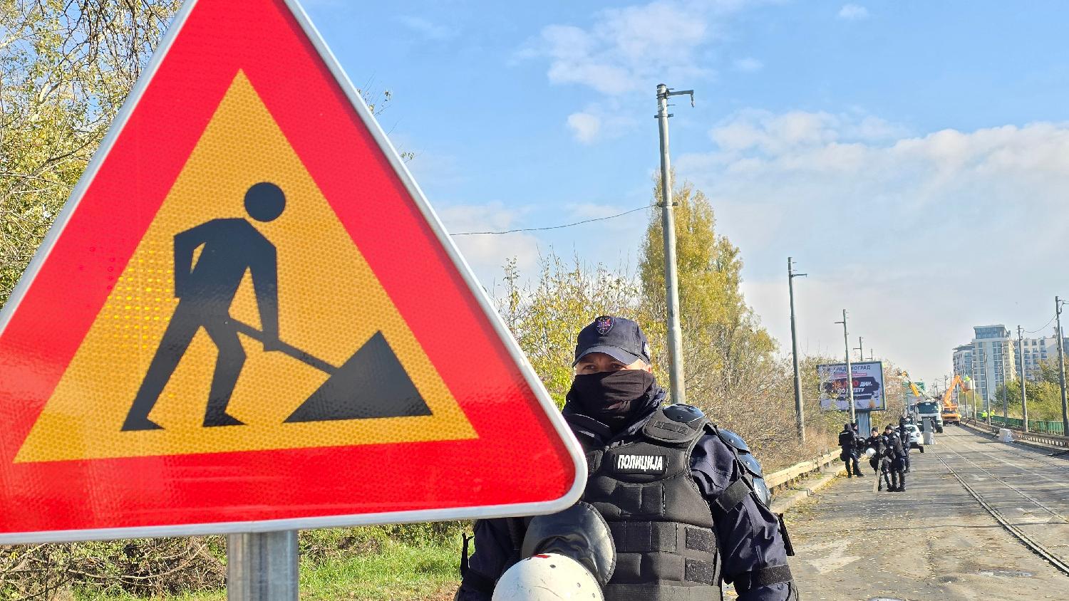 Blokada Starog savskog mosta: Miketić pozvao građane da ne napadaju policajce, blokirana ulica kod Starog sajmišta (FOTO) 8