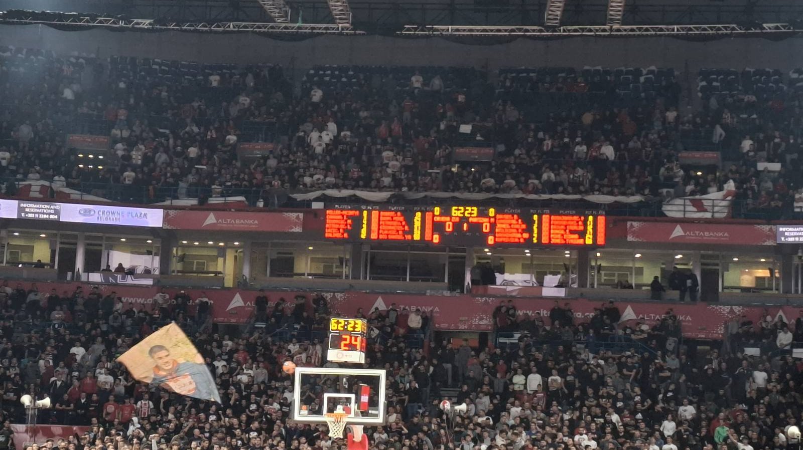 “Arena” već puna, počela prepucavanja Delija i Grobara (FOTO) 3