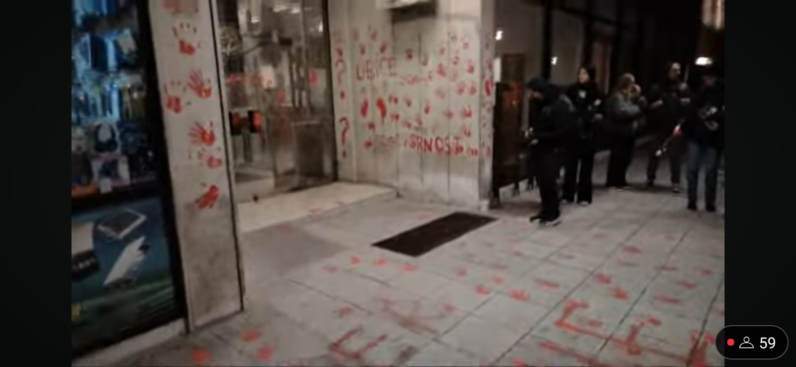 Završen protest u Novom Sadu: Nasilje, razbijanje Gradske skupštine, Vučić u prostorijama SNS, privedeni Ješić i Pogačar (FOTO, VIDEO) 22